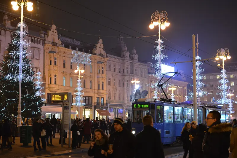 Weihnachtsbeleuchtung und eine Straßenbahn auf dem Ban-Jelačić-Platz in Zagreb