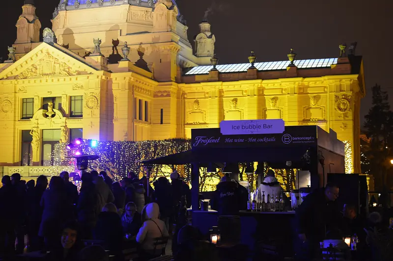 Der beleuchtete Kunstpavillon im Advent auf dem König-Tomislav-Platz