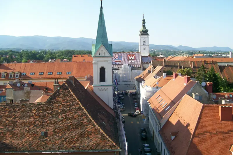 Dächer der Zagreber Oberstadt mit der Markuskirche