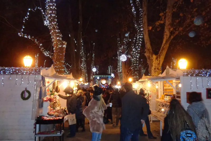 Adventsstände unter beleuchteten Bäumen im Zrinjevac-Park