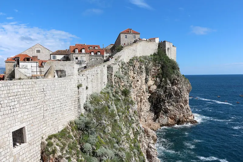 Die Stadtmauer von Dubrovnik über dem Meer
