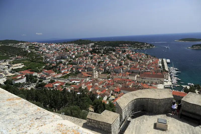 Miasto Hvar i wyspy Pakleni widziane z twierdzy