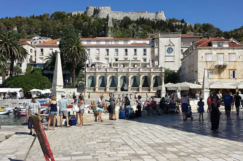 Plac św. Szczepana w mieście Hvar, nad nim twierdza