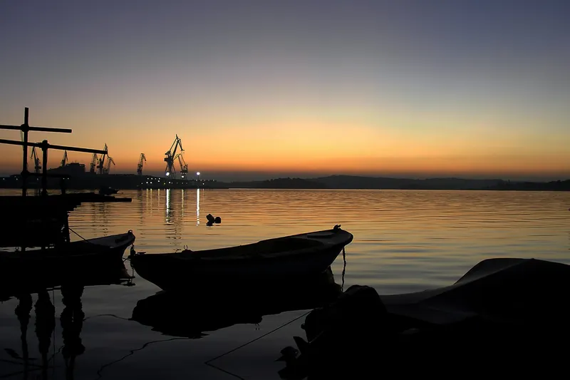 Boote im Hafen von Pula bei Sonnenuntergang