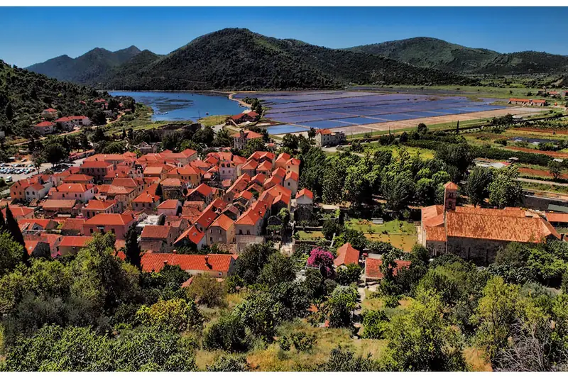 Die Stadt Ston mit ihren Salinen auf der Halbinsel Pelješac