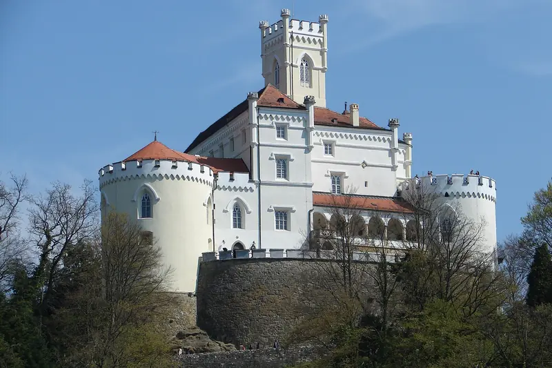 Zamek Trakošćan na zalesionym wzgórzu