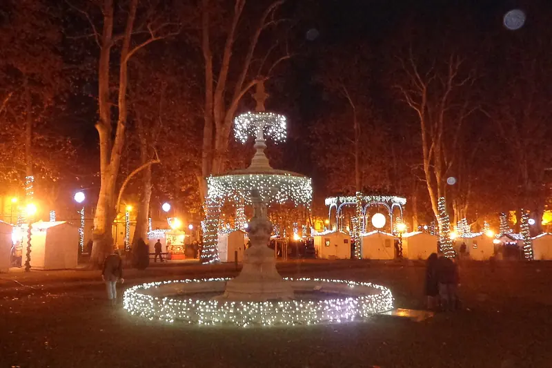 Weihnachtsbeleuchtung am Brunnen im Zrinjevac-Park in Zagreb