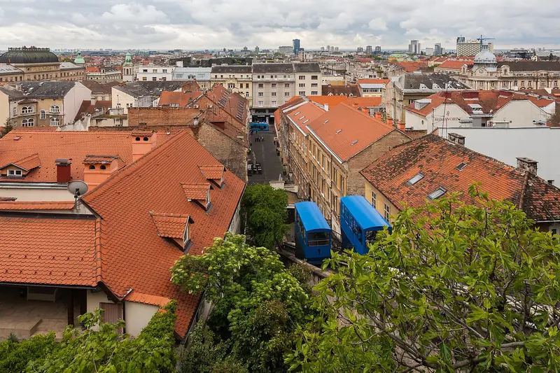 Niebieska kolejka jadąca do Górnego Miasta w Zagrzebiu